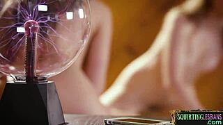 Teen lezzie squirting in kinky threesome 😈