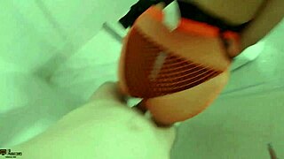 Follo a mi hermosa hermanastra mafer en la ducha con sus media de mallas