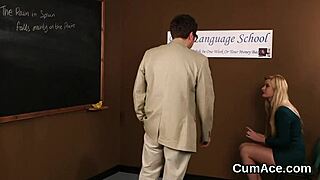 Spicy bombshell receives facial in blowbang