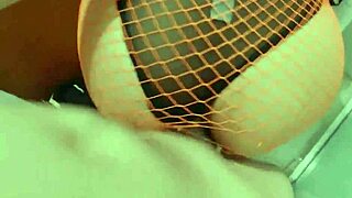 Follo a mi hermosa hermanastra mafer en la ducha con sus media de mallas