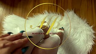 i adore white feet and love fingering them.