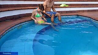 Yo, innocent chica enjoys pool time with hermanastro, sucking and banging! 🥵