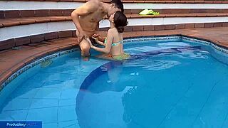 Yo, innocent chica enjoys pool time with hermanastro, sucking and banging! 🥵