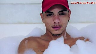 Fodendo o Novinho Gostoso na Banheira de Casa