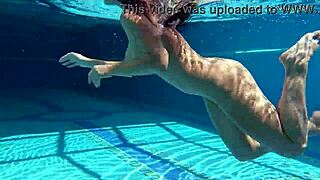 jessica adored the producer with her sexy look 😍