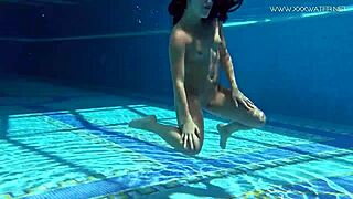 jessica adored the producer with her sexy look 😍