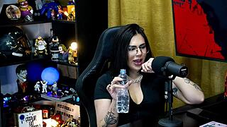 Ruan showed his cock to Lary Cubas, wondering if she liked the size - small or big - in the shack, she commands