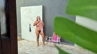 Flagrei Minha Vizinha Gostosa Tomando Uma Ducha No Quintal Depois De Curtir Uma Praia