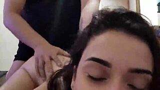 该死的，拉丁学生求我用力捅她的屁股并张开它