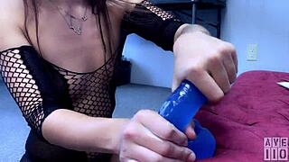 Queen of hands, sexy amateur girl, uses toys to give handjob to skinny guy with small 18+ waist 😏