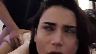 该死的，拉丁学生求我用力捅她的屁股并张开它