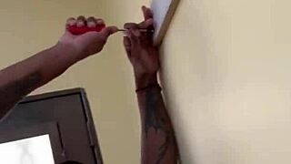 holy crap, cafuçu dotado gets sucked and bangs a tight ass in exchange for garage work!