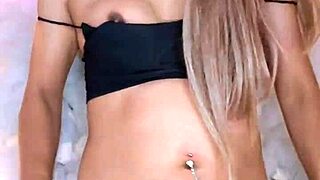 Hermosa travesti toca la polla