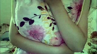 Vietnamese teen Linh shows pink on webcam. Dare to watch her live?