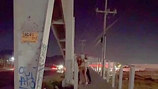 Pareja Cogiendo En El Puente!
