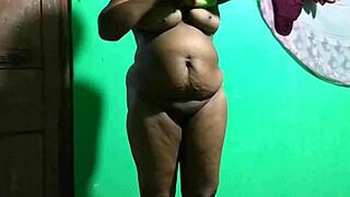 ककड़ी प्रसन्न horny anal mother in law lesbian sex.