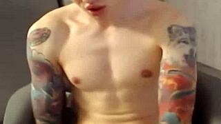 Yo, hot twink Alexterner jerks off for Chatroubate fans online. It’s wild stuff!