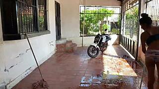 Mi hermanastra esta senxualmente vestida haciendo aseo y le ayudo a cambio de una follada