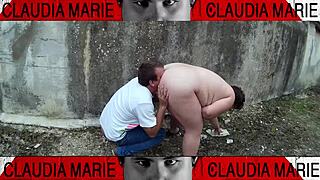 Impossible positions to eat the fat woman's pussy on the street, loving her juices and licking until she cums.