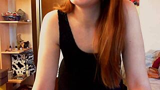 La Tua Mistress Italiana Mette I Suoi Piedi Sporchi Sulla Tua Faccia E Ti Schiaccia Come Questo Elicottero Giocattolo