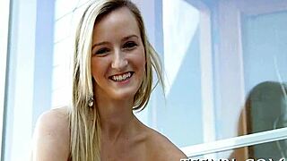 Amazing hand and oral skills in steamy amateur clip