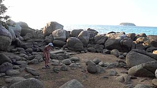 Wild bodybuilder couple fucks hard on public beach quickie