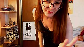 La Tua Mistress Italiana Mette I Suoi Piedi Sporchi Sulla Tua Faccia E Ti Schiaccia Come Questo Elicottero Giocattolo