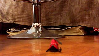 La Tua Mistress Italiana Mette I Suoi Piedi Sporchi Sulla Tua Faccia E Ti Schiaccia Come Questo Elicottero Giocattolo