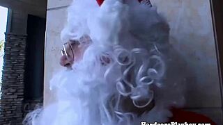 Amateur elf babe seduces Santa with her sucking skills in this full movie