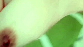 Que rica colombiana - hijastra culona tetona y con gran co�o se masturba en el ba�o y luego se sigue tocando en el cuarto de su casa real casero amateur