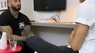 tatuado hetero fode o médico nos bastidores