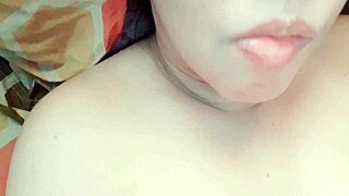 Que rica colombiana - hijastra culona tetona y con gran co�o se masturba en el ba�o y luego se sigue tocando en el cuarto de su casa real casero amateur