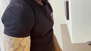 tatuado hetero fode o médico nos bastidores