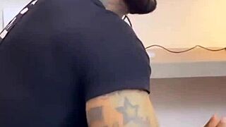 tatuado hetero fode o médico nos bastidores