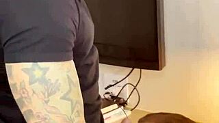 tatuado hetero fode o médico nos bastidores