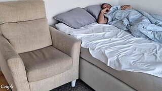 呃，我让隔壁的女友看我和丈夫做爱