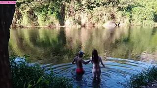 Garota Nova Tem Seu Primeiro Encontro No Mato E Fica Com A Cara Toda Cheia De Porra