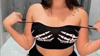 i morena safada likes to show off and put the dick in my pussy