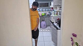 Meu Amigo Saiu e Deixei Meu Pau Pra Fora com a Esposa Dele!