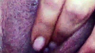 Gemendo na Siririca Amadora 😏