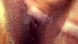 Gemendo na Siririca Amadora 😏