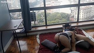 Fodendo a empregada gostosa na janela para todo mundo assistir kitty big ass.