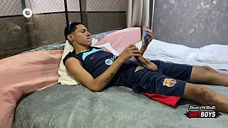 primo hetero batendo uma, resolvi aliviar ele com mão 😏