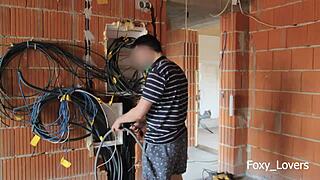 我跟建筑工人出轨，他猛烈干我！