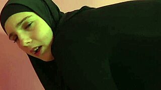 Who needs hot therapy with arab hands and mouth? 😍