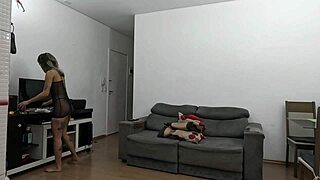 Chamei o Encanador e Sentei Minha Buceta Apertada no Cano Dele com Cuzinho