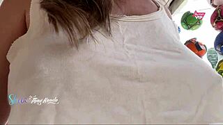 esposa gostosa fazendo compras sem sutiã toda safadinha para o vendedor 😏