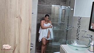 Savannah Watson被继兄偷窥淋浴结束激烈肛交