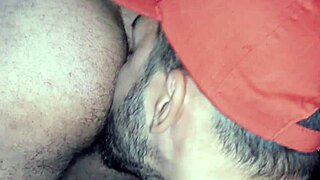 Comendo o rabo do maduro dentro da cabine no dark room