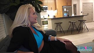 性感经纪人Alexis Malone用大奶诱惑客户